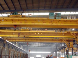 本系列起重機主要由橋架、大車運行機構(gòu)和裝有電動葫蘆的小車運行機構(gòu)組成，其橋架由半偏軌箱形主梁、端梁和走臺等連接而組成。