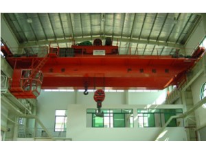 QD型電動(dòng)雙梁橋式起重機(jī)是按國(guó)家標(biāo)準(zhǔn)設(shè)計(jì)制造的的起重機(jī)，起升機(jī)構(gòu)為卷?yè)P(yáng)機(jī)。