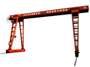 門(mén)式起重機(jī)主要使用在露天倉(cāng)庫(kù)、料場(chǎng)、鐵路貨站、港口碼頭等。
