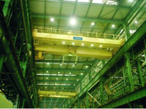 QD型電動雙梁吊鉤橋式起重機適用于工礦企業(yè)、車間或露天場地，是在固定跨間內(nèi)裝卸、搬運物料的起重設(shè)備。